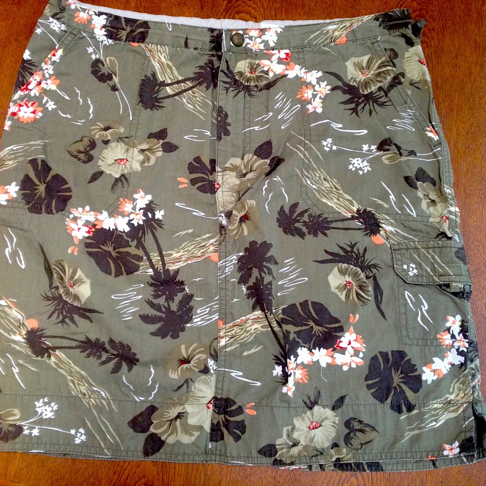 Columbia Women Miniskirt floral-cargo. Palm trees/flowers. Drawstring toggle. MP